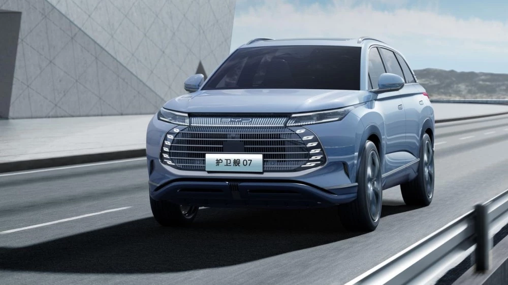 обновленный BYD Frigate 07 новинки 2024 сбоку спереди в динамике