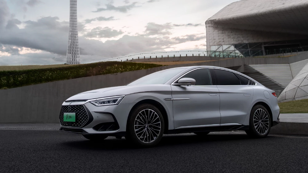 Обновленный гибридный седан BYD Han DM-i сбоку спереди