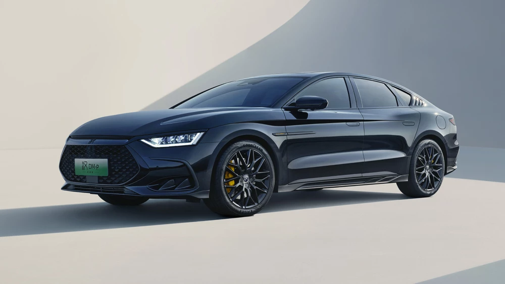 Обновленный гибридный седан BYD Han DM-p сбоку спереди