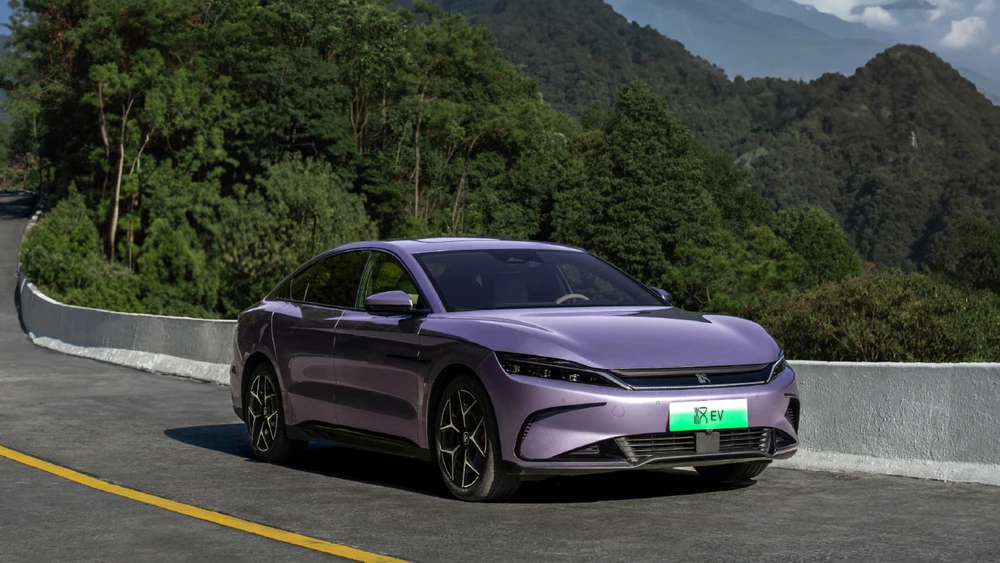 Обновленный электрический седан BYD Han EV спереди сбоку