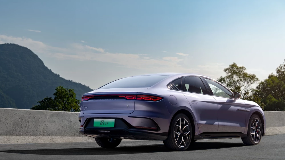Обновленный электрический седан BYD Han EV сзади сбоку