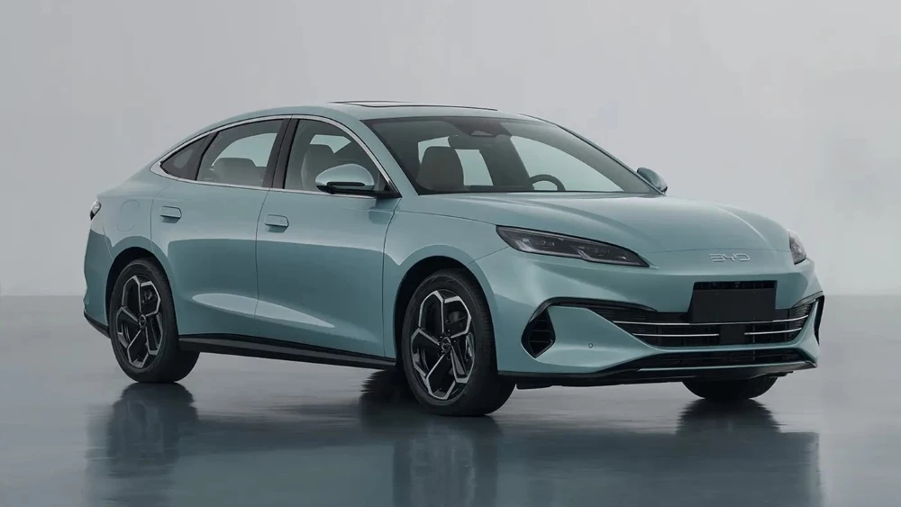 Гибридный седан BYD Seal 06 сбоку спереди