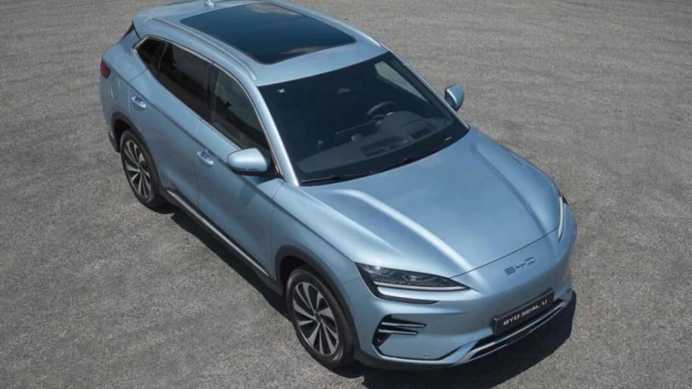 BYD Song Plus EV Champion Ediiton сбоку спереди сверху