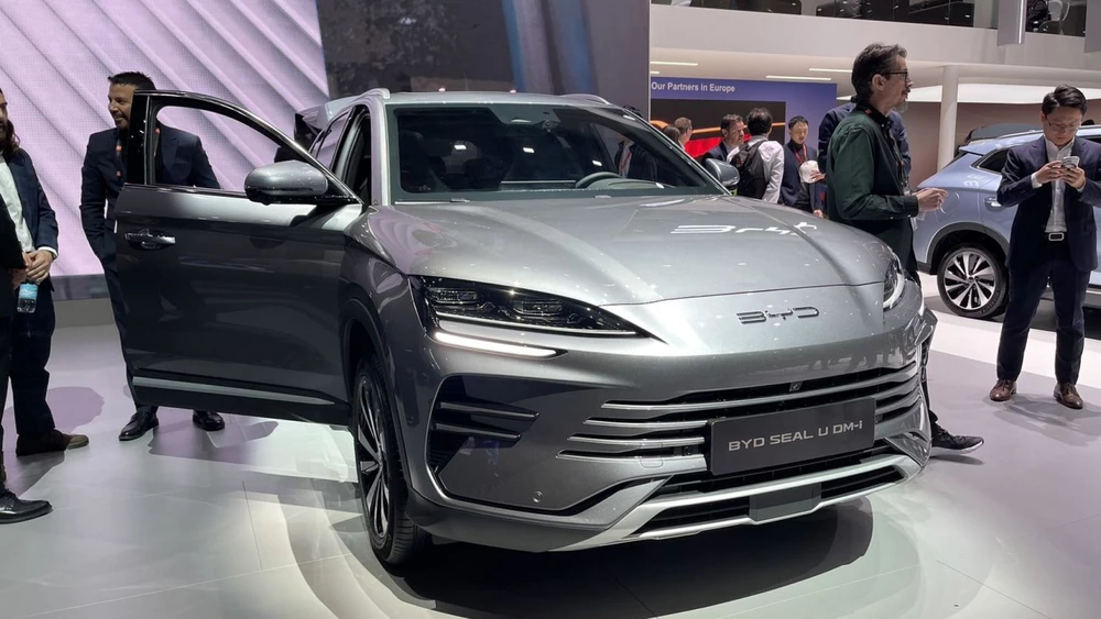 Гибридный кроссовер BYD Seal U DM-i сбоку спереди Женевский автосалон 2024