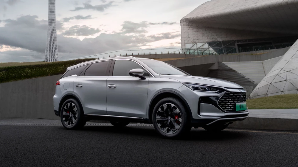 Обновленный гибридный кроссовер BYD Tang DM-i сбоку спереди в динамике