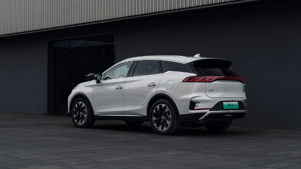 Обновленный гибридный кроссовер BYD Tang DM-i сбоку сзади