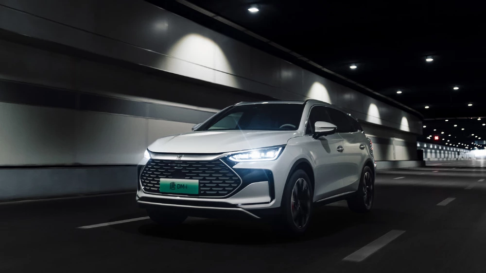 Обновленный гибридный кроссовер BYD Tang DM-i сбоку спереди в динамике