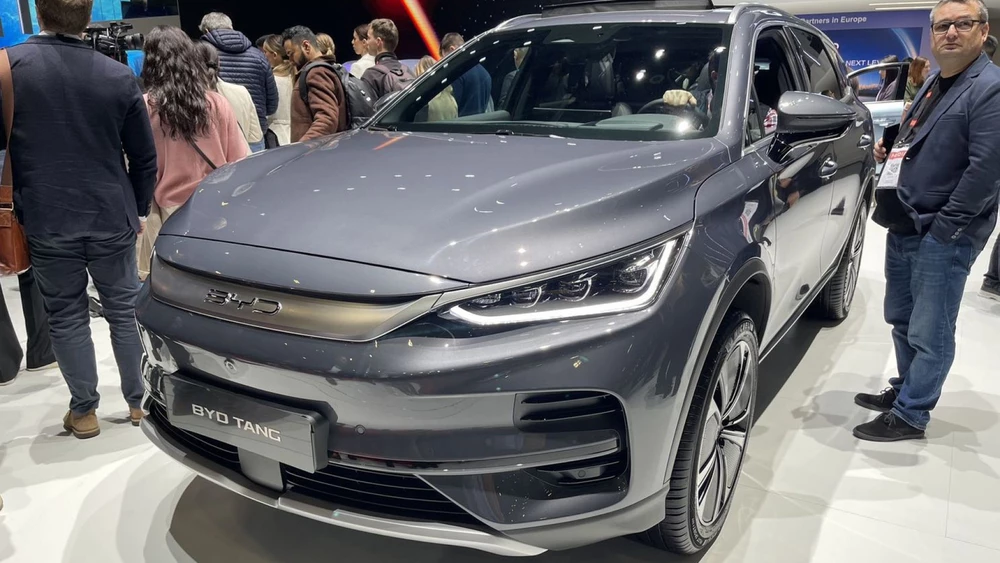 Рестайлинг электрической версии BYD Tang Женевский автосалон 2024 сбоку спереди