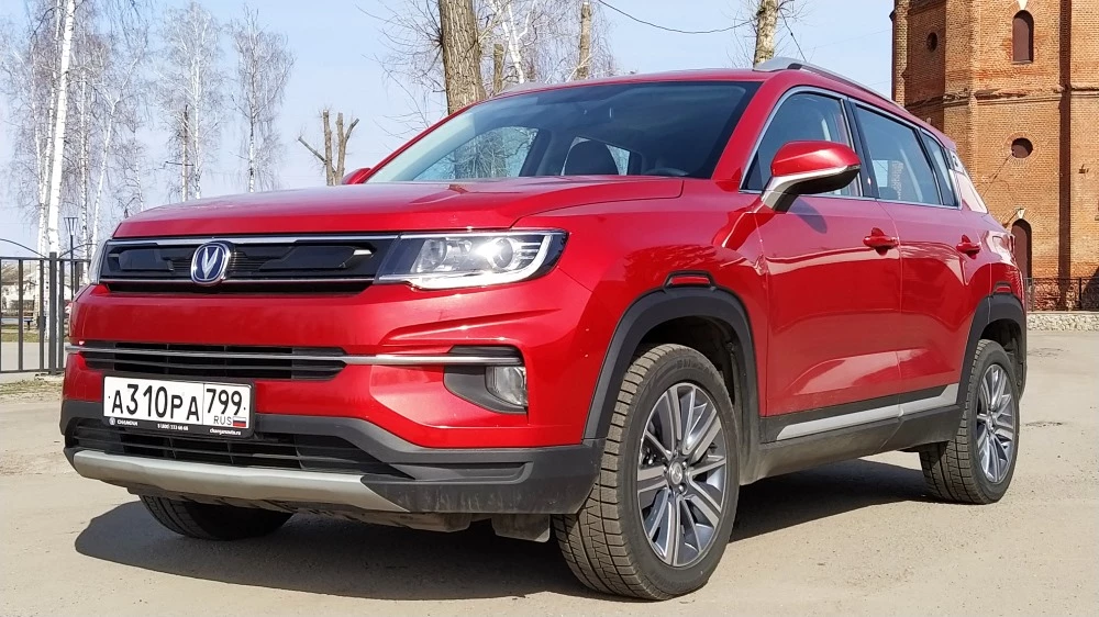 Кроссовер Changan CS35 Plus сбоку спереди