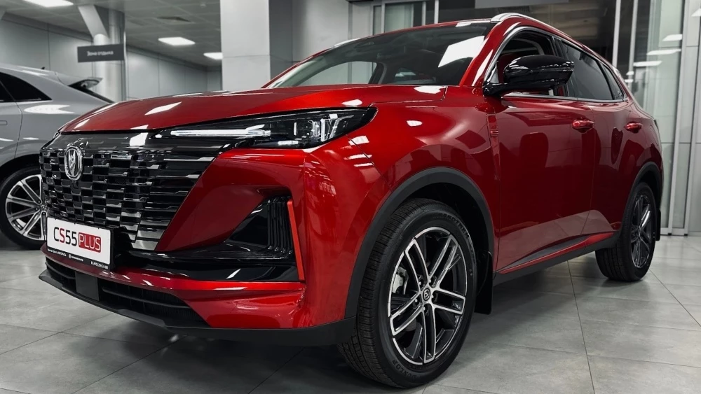 Кроссовер Changan CS55 Plus в ДЦ купить новый авторусь сбоку спереди