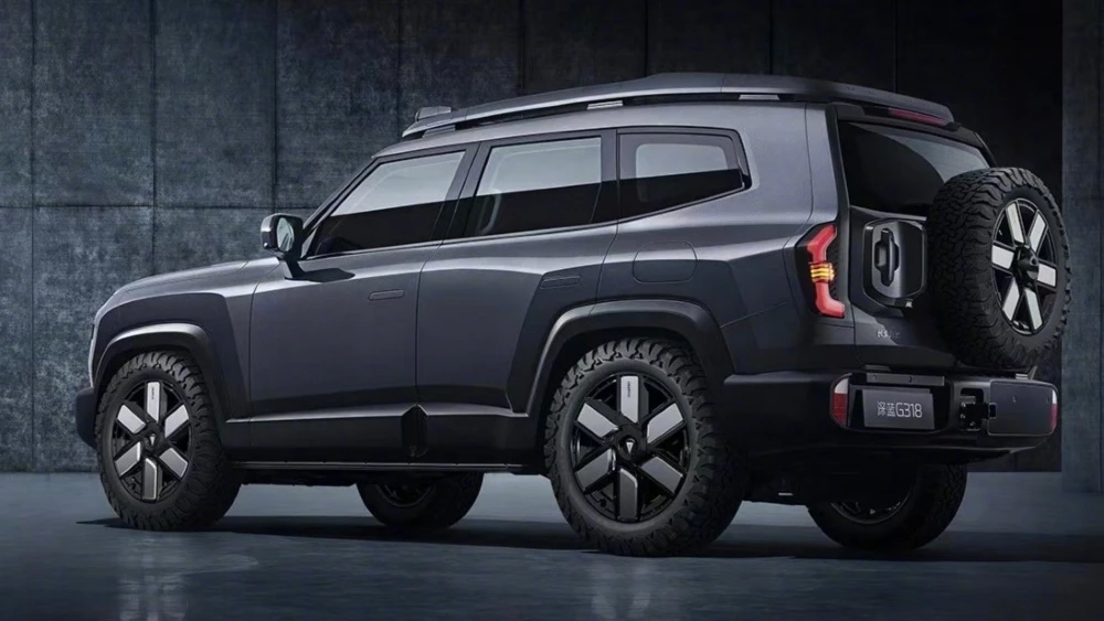 Гибридный кроссовер Changan Deepal G318 сбоку сзади