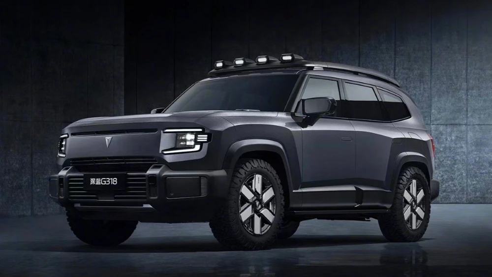 Гибридный кроссовер Changan Deepal G318 сбоку спереди