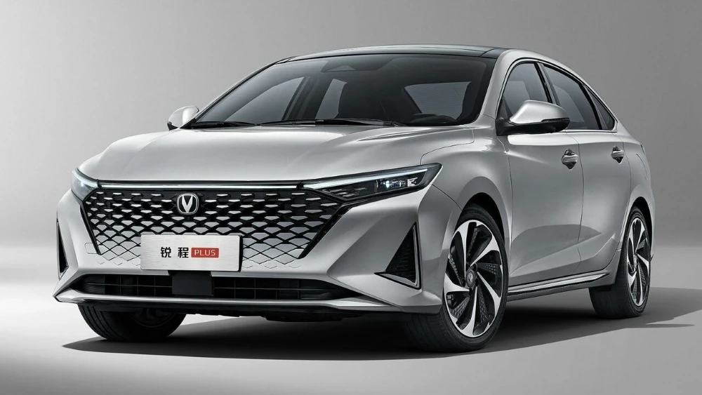 Changan Raeton Plus сбоку спереди