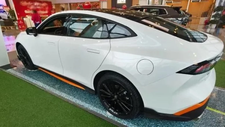 Changan Uni-V обновленный новый 2024 у дилера в автосалоне сбоку сзади