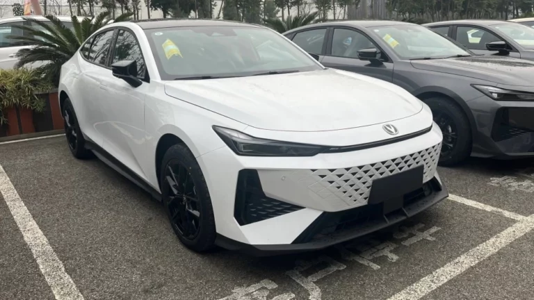 Changan Uni-V обновленный новый 2024 у дилера в автосалоне сбоку спереди