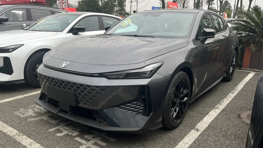 Changan Uni-V обновленный новый 2024 у дилера в автосалоне сбоку спереди