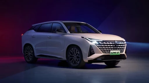 кроссовер Changan Uni-Z спереди сбоку