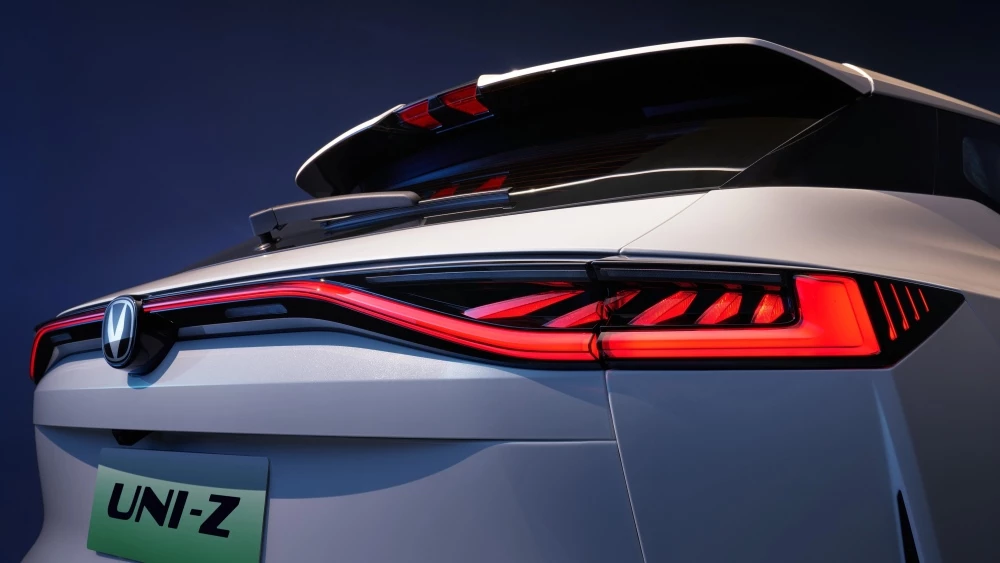 кроссовер Changan Uni-Z сзади