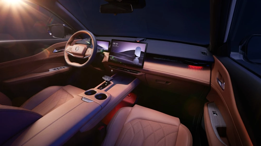 Салон интерьер кроссовер Changan Uni-Z первый ряд