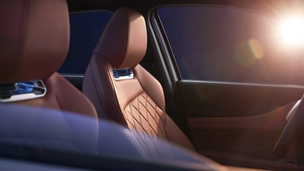 Салон интерьер кроссовер Changan Uni-Z первый ряд сиденья