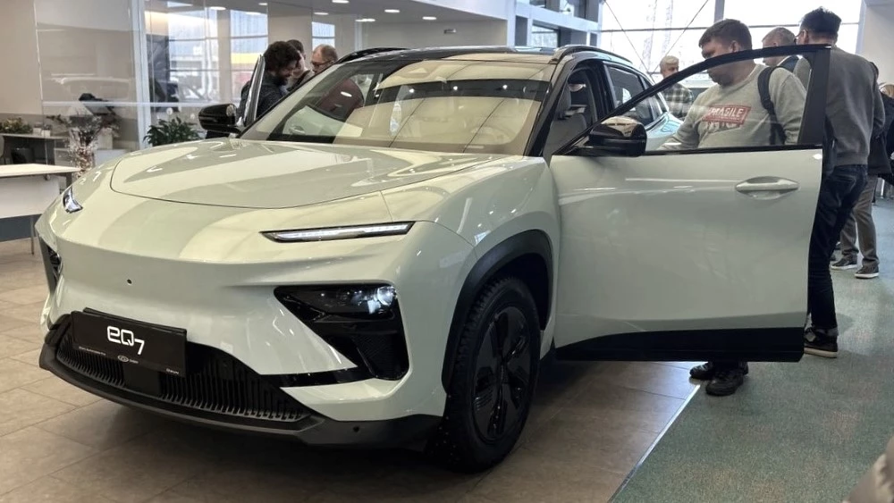 Chery eQ7 сбоку спереди