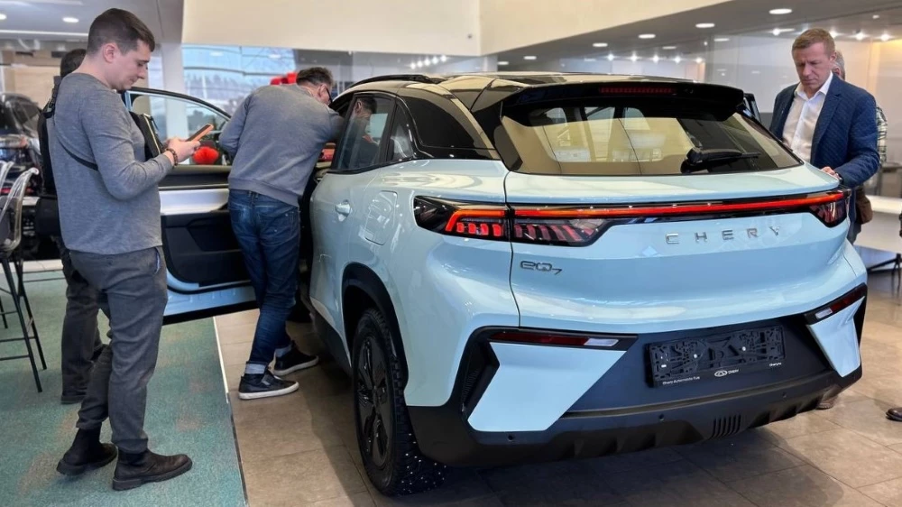 Chery eQ7 сбоку сзади