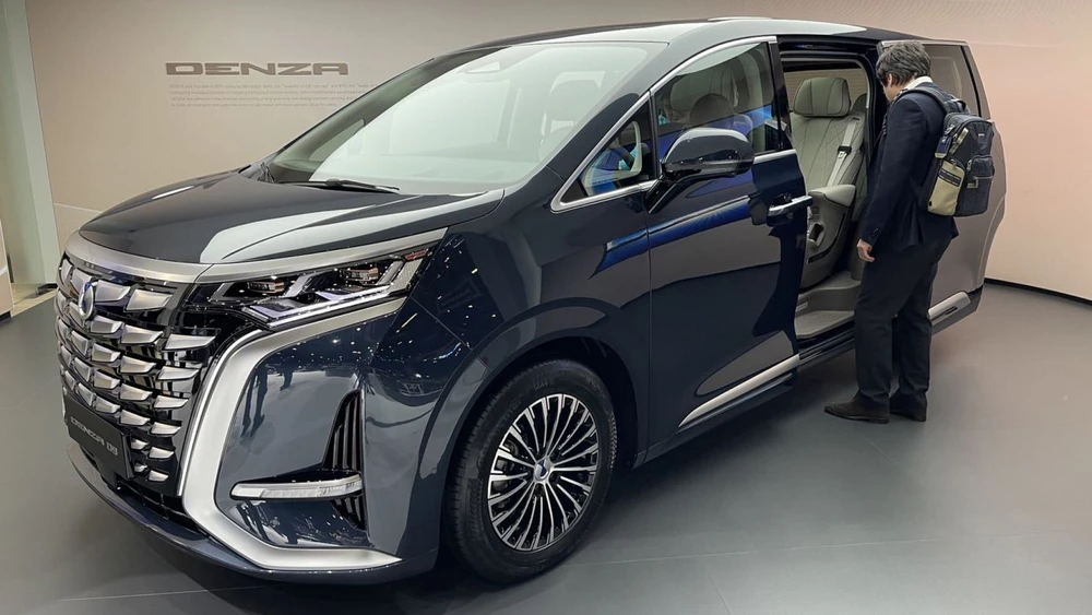 BYD на Женевском автосалоне Denza D9