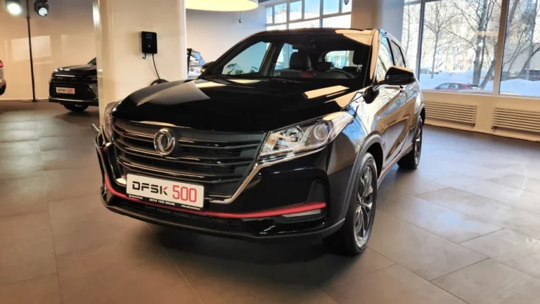 Кроссовер Dongfeng 500 сбоку спереди