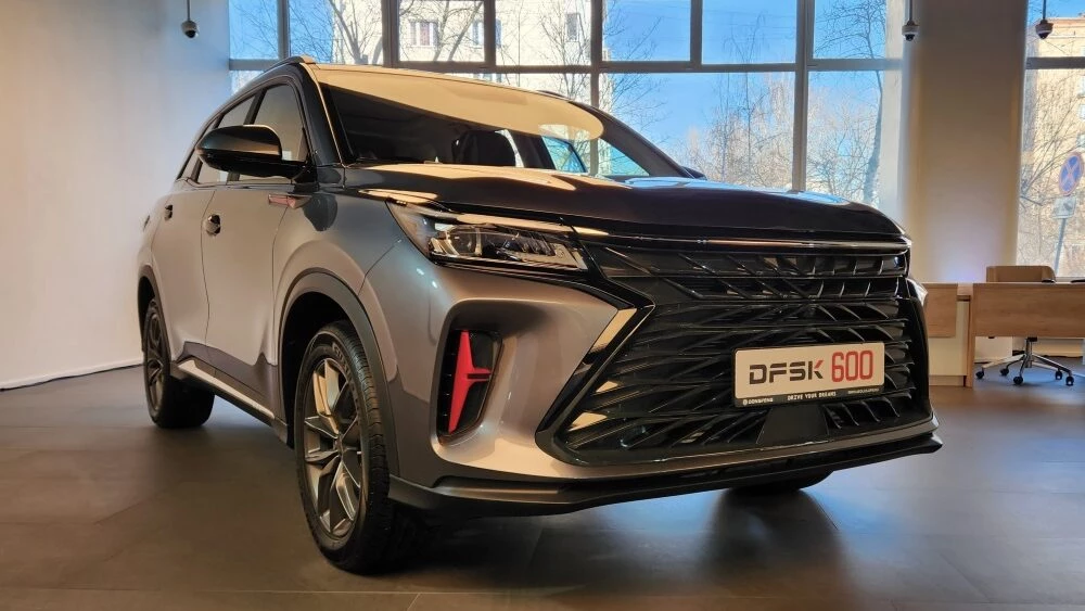 Кроссовер Dongfeng 600 сбоку спереди