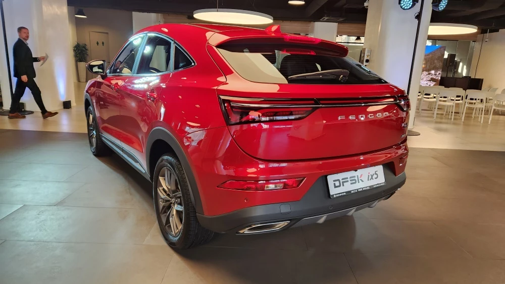 DFSK ix5 сбоку сзади