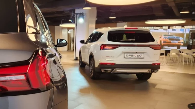 Кроссовер DFSK ix7 на презентации сзади сбоку