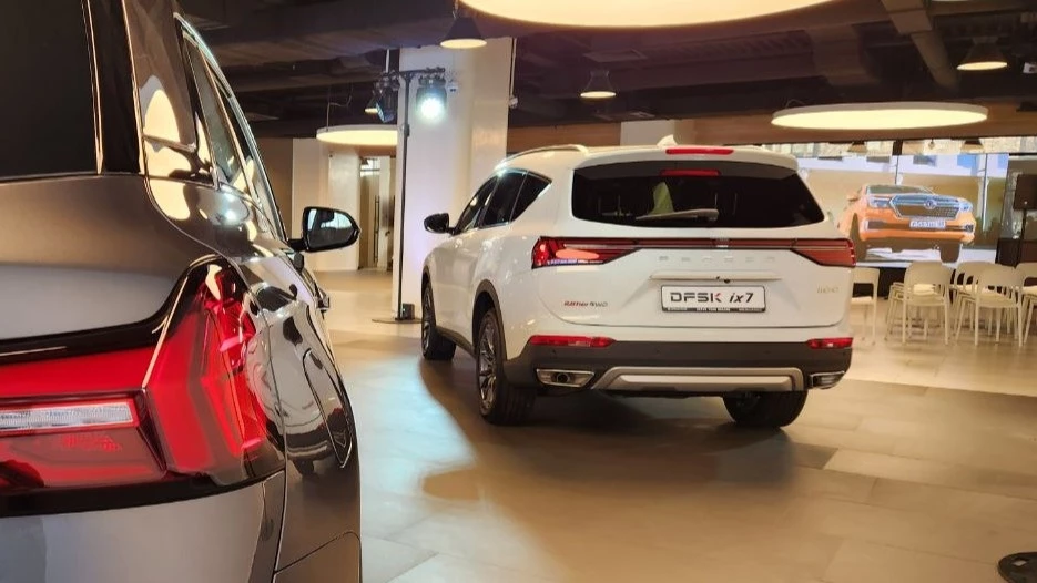 Разница в миллион. В России назвали цены на кроссоверы DFSK ix5 и ix7 от Dongfeng Кроссовер DFSK ix7 на презентации сзади сбоку