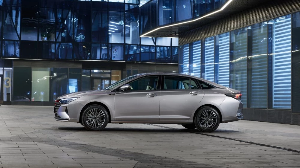 Седан Dongfeng Aeolus Shine Max сбоку