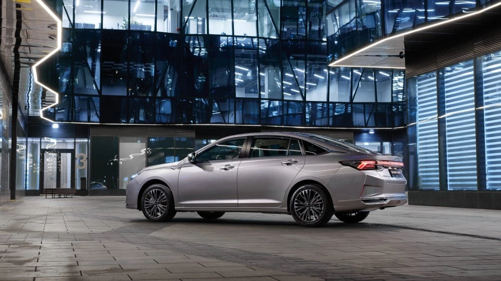 Седан Dongfeng Aeolus Shine Max сбоку сзади