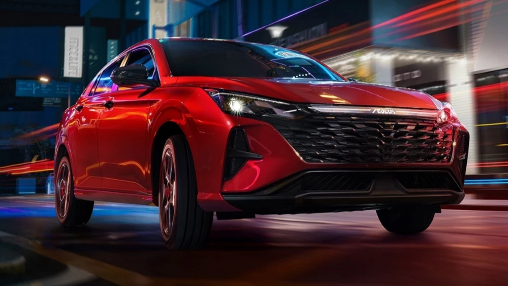 Dongfeng Aeolus Shine сбоку спереди в Беларуси