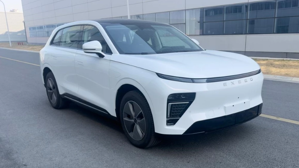 Exeed Exlantix ET EREV сбоку спереди
