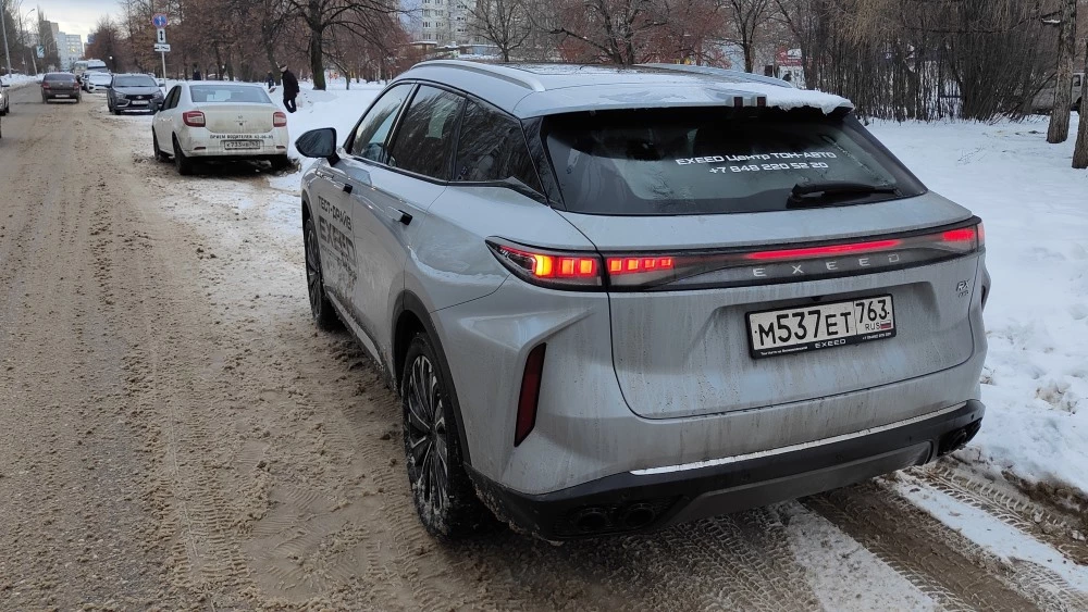 Exeed RX тест Мишина сбоку сзади