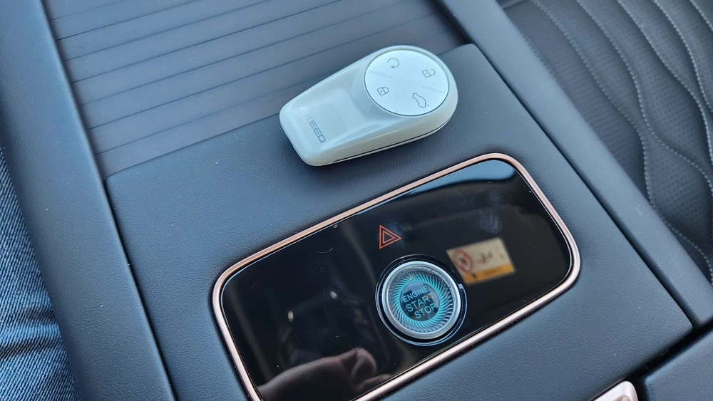 Exeed VX тест салон интерьер первый ряд панель на тоннеле