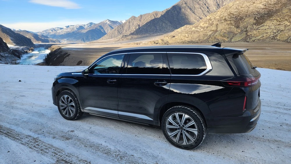 Exeed VX тест сбоку сзади