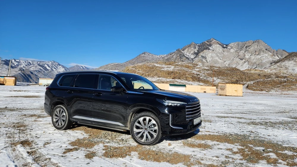 Exeed VX тест сбоку спереди