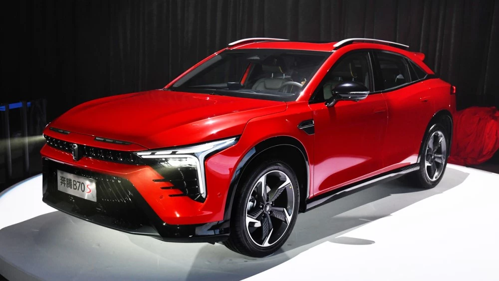 FAW Bestune B70S сбоку спереди