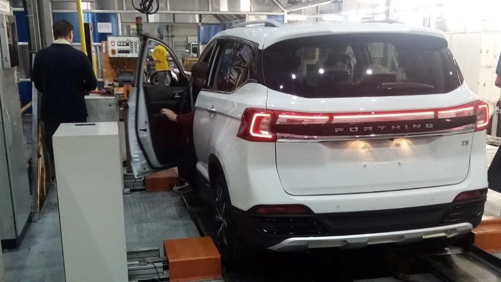 Forthing T5 в цехах завода «Автотор» сзади