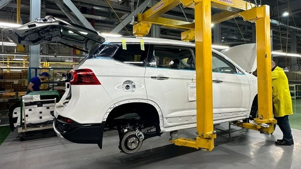 Forthing T5 в цехах завода «Автотор» сбоку