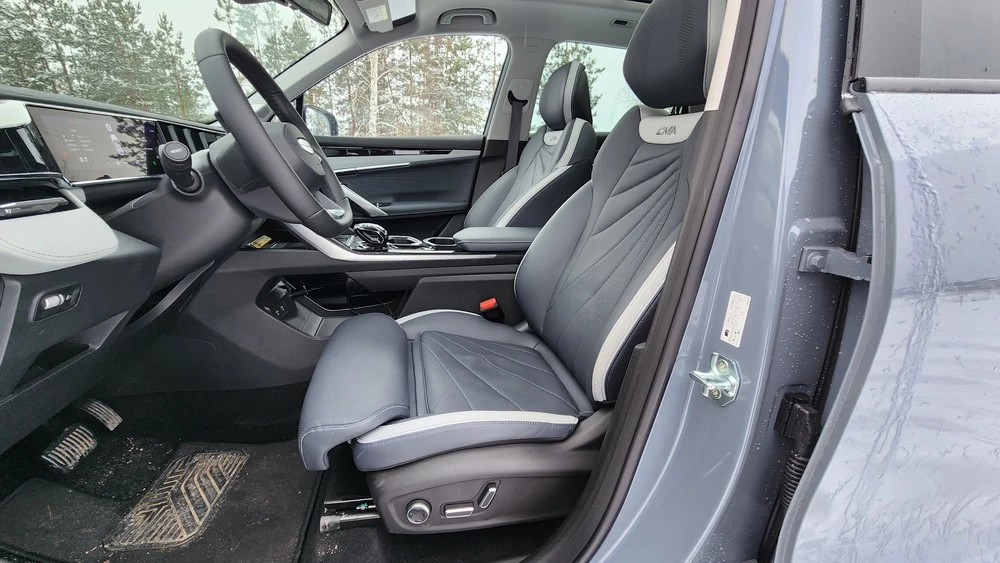 Кроссовер Geely Atlas салон интерьер первый ряд сиденье