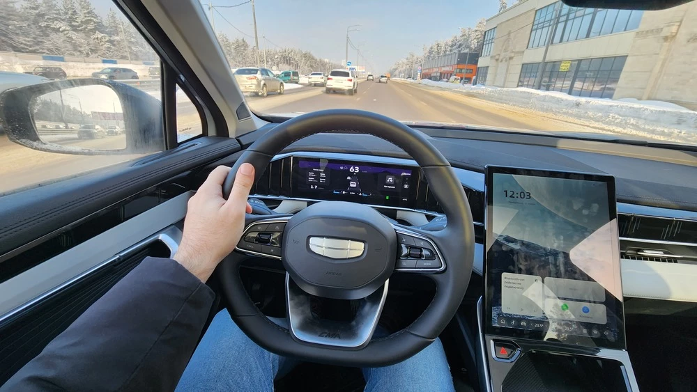 Кроссовер Geely Atlas салон интерьер за рулем