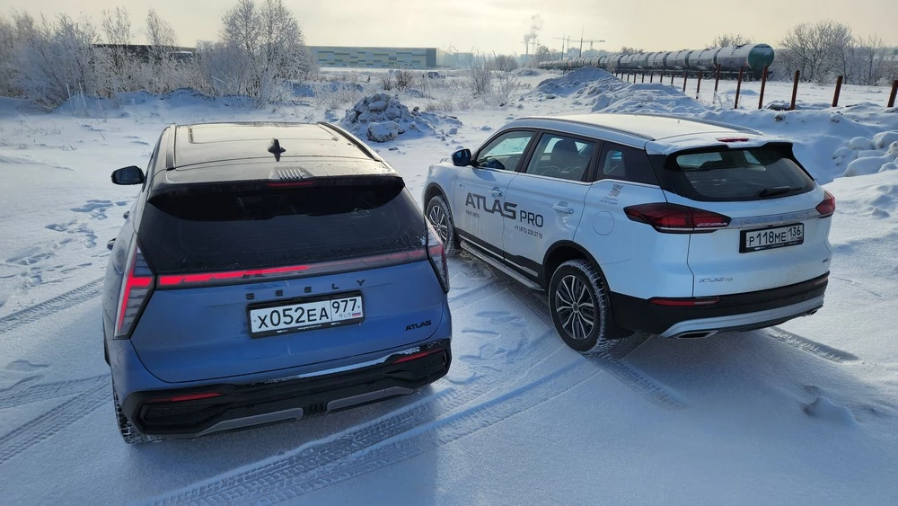 Кроссовер Geely Atlas и Atlas Pro сбоку сзади