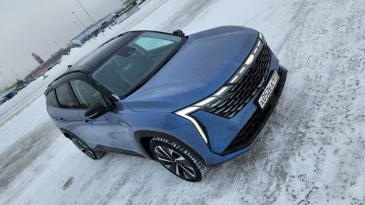 Кроссовер Geely Atlas сбоку спереди сверху