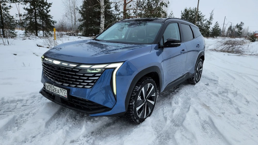 Кроссовер Geely Atlas сбоку спереди