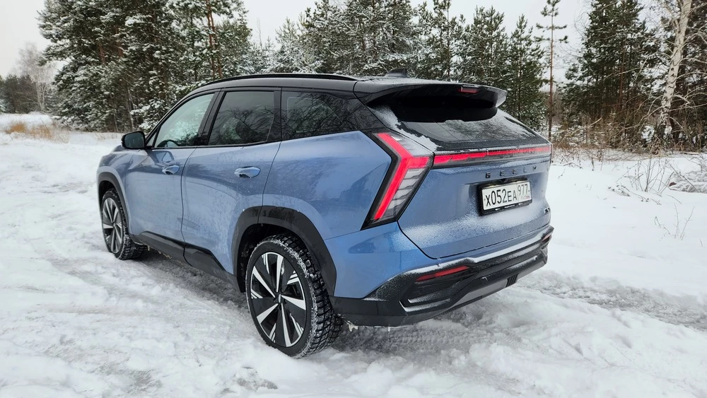 Кроссовер Geely Atlas сбоку сзади