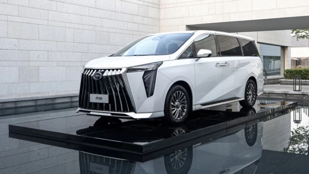 GAC назвал цены на минивэн M8 в России. Старт продаж в феврале Минивэн GAC M8 сбоку спереди
